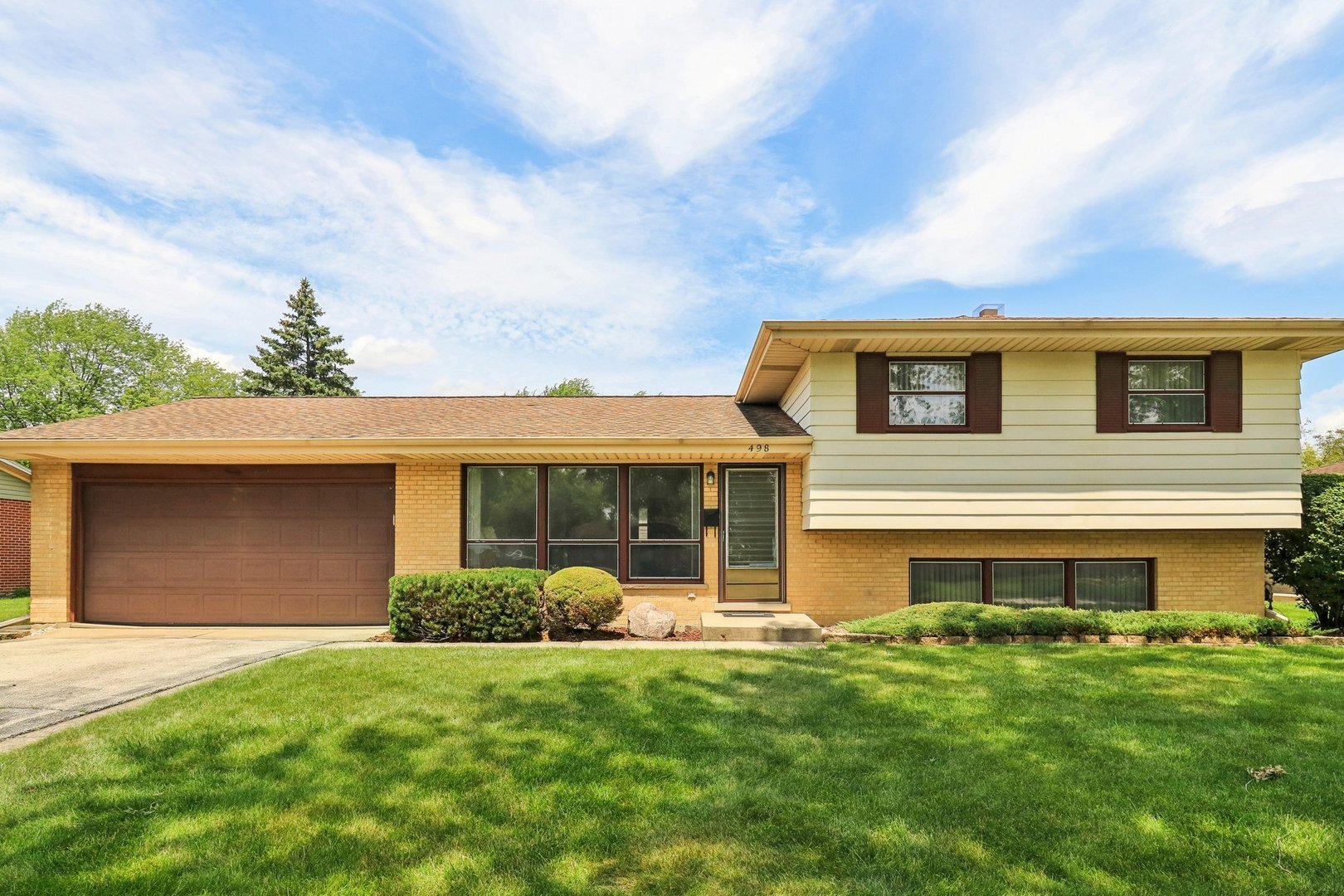 Property Photo: 498 W Walnut Avenue IL 60016