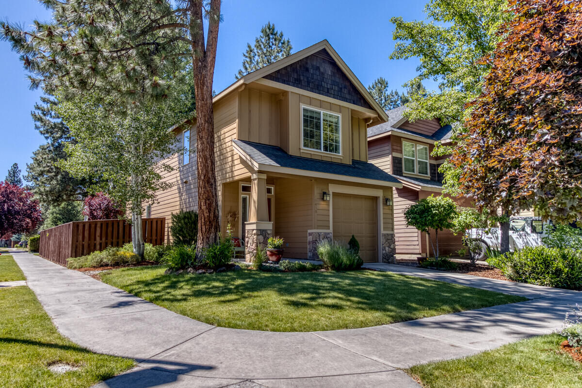 Property Photo:  19430 Hollygrape Street  OR 97702 