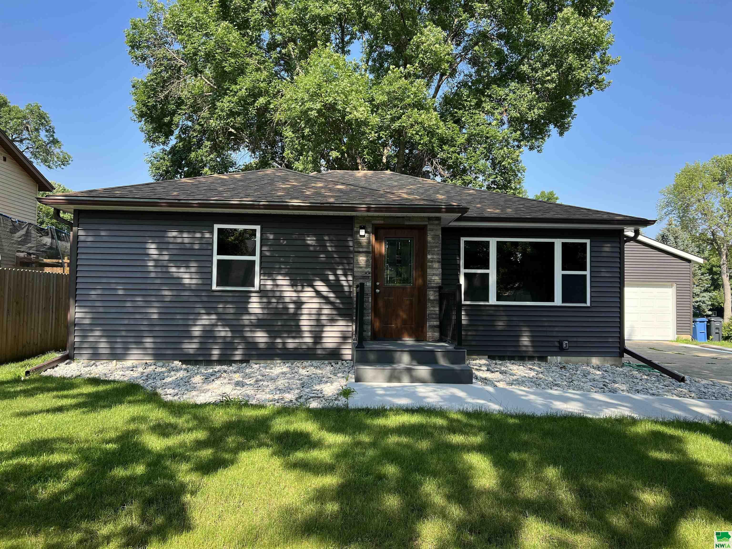 Property Photo:  1127 Central Ave SW  IA 51031 