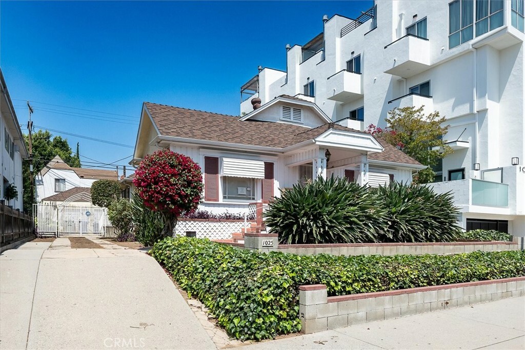 Property Photo:  1025 N Vista Street  CA 90046 