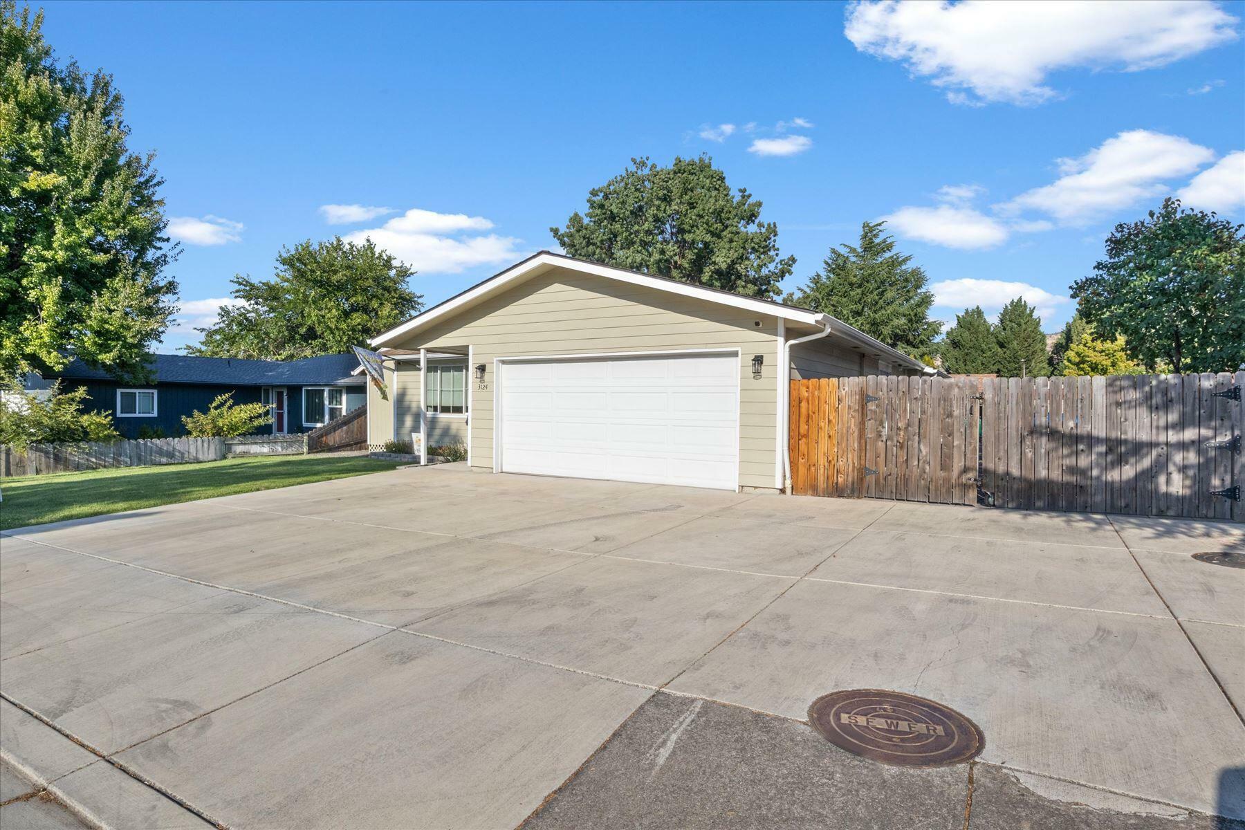 Property Photo:  3124 Blackthorn Drive  OR 97501 