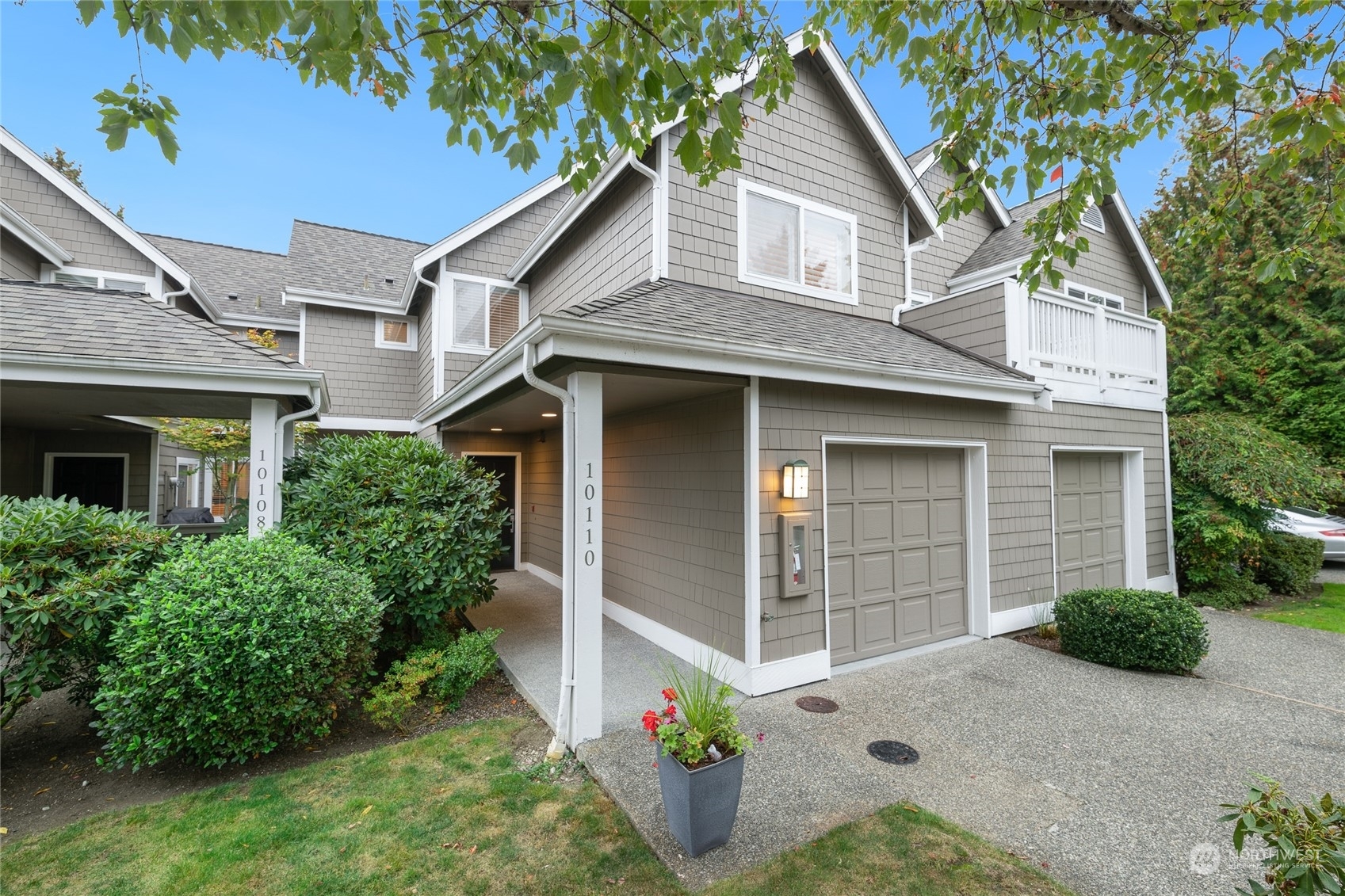 Property Photo:  10110 NE 38th Court 905  WA 98033 