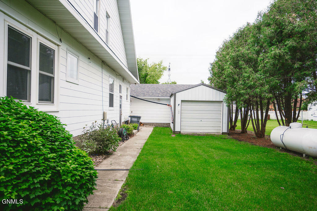 Property Photo:  411 5th Avenue W  ND 58433 