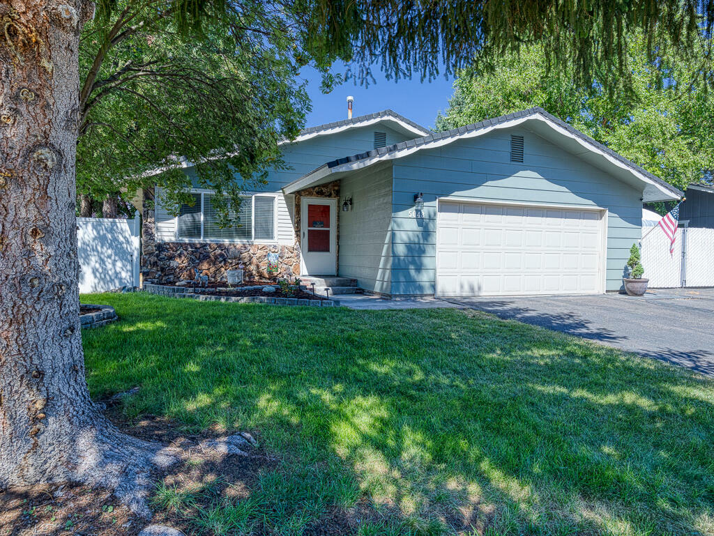 Property Photo:  5048 Gatewood Drive  OR 97603 