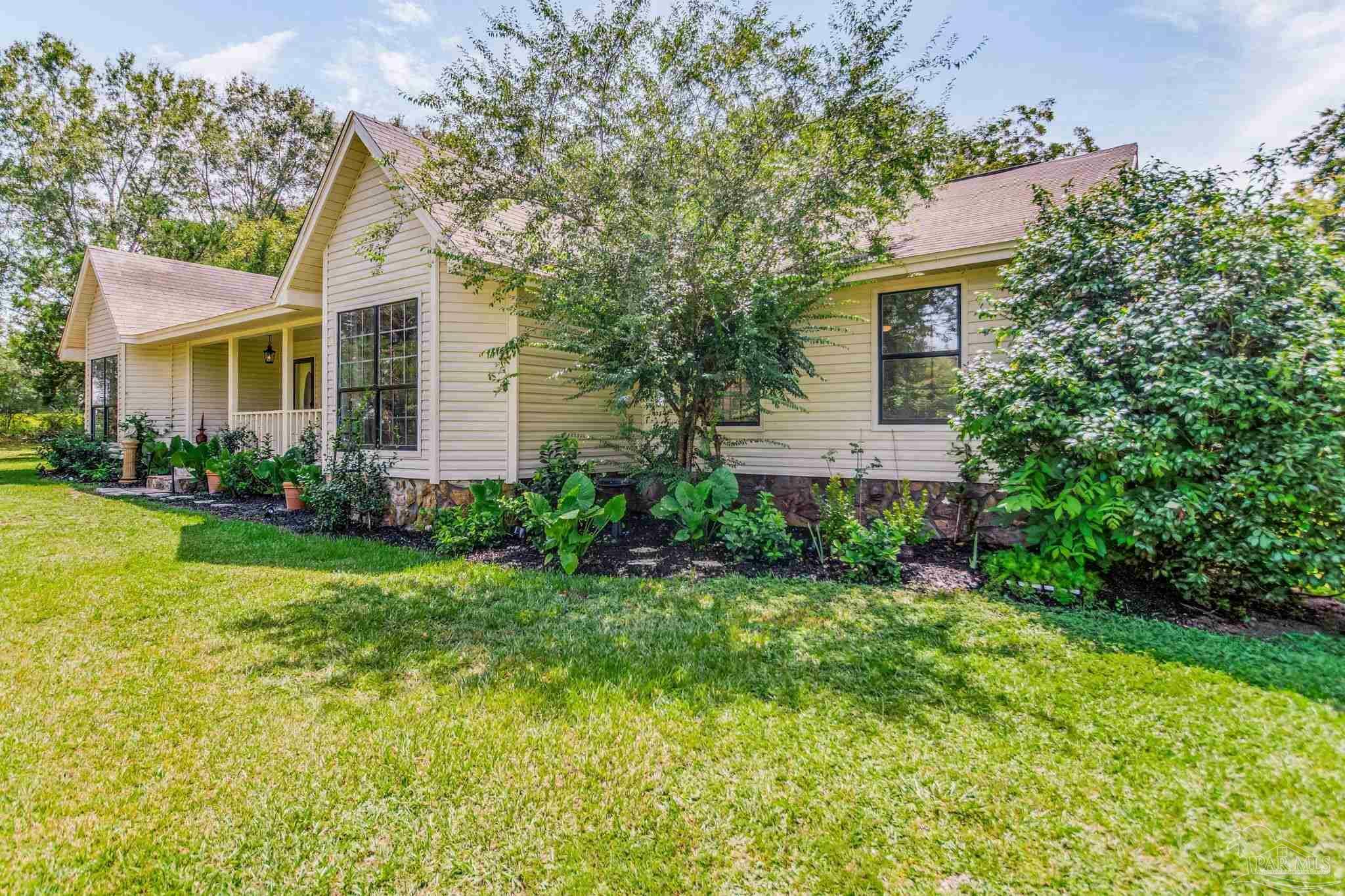 Property Photo:  6405 Chestnut Rd  FL 32577 