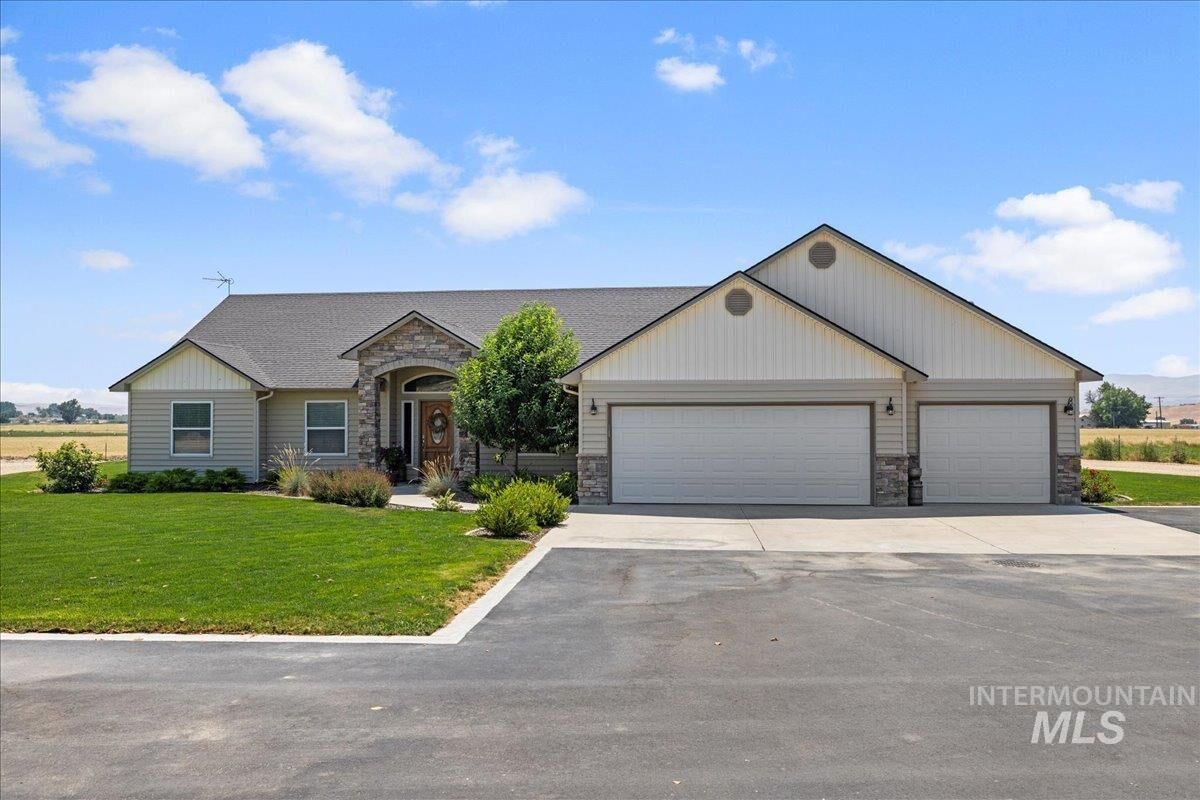 8 Rd 6893 4 bed Melba home for sale: 6893 Butte Rd, Melba, ID 83641