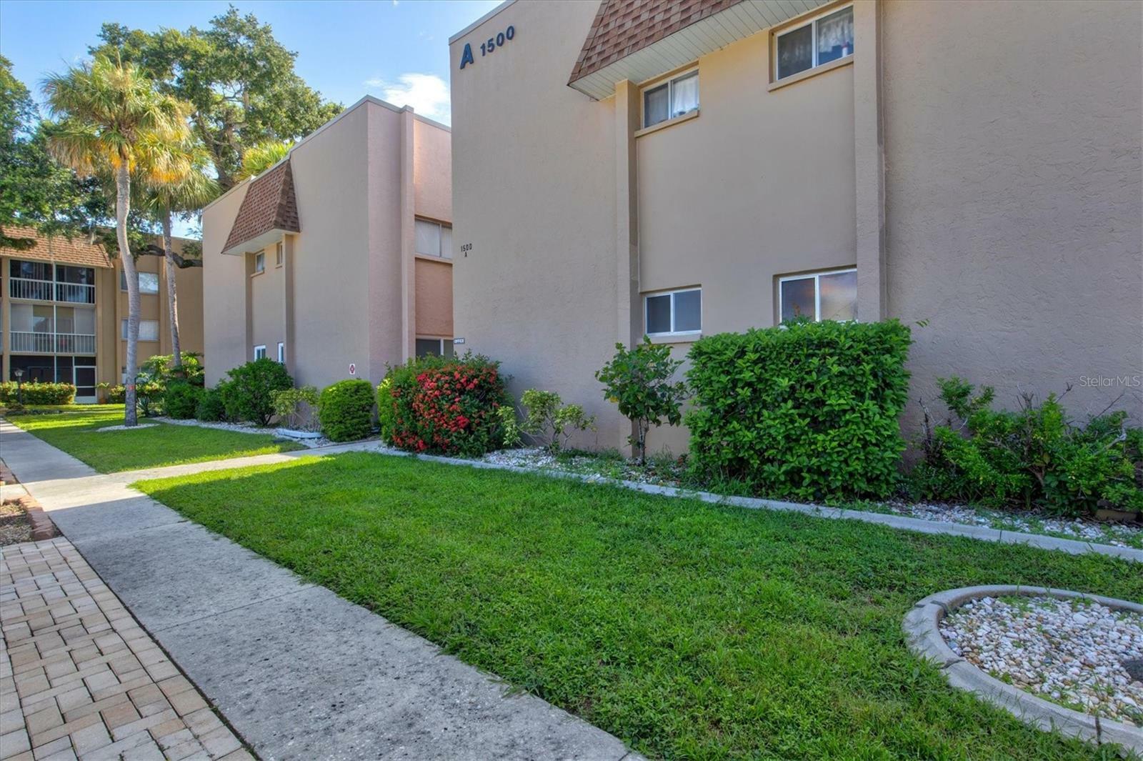 Property Photo:  1500 Glen Oaks Drive E 111  FL 34232 