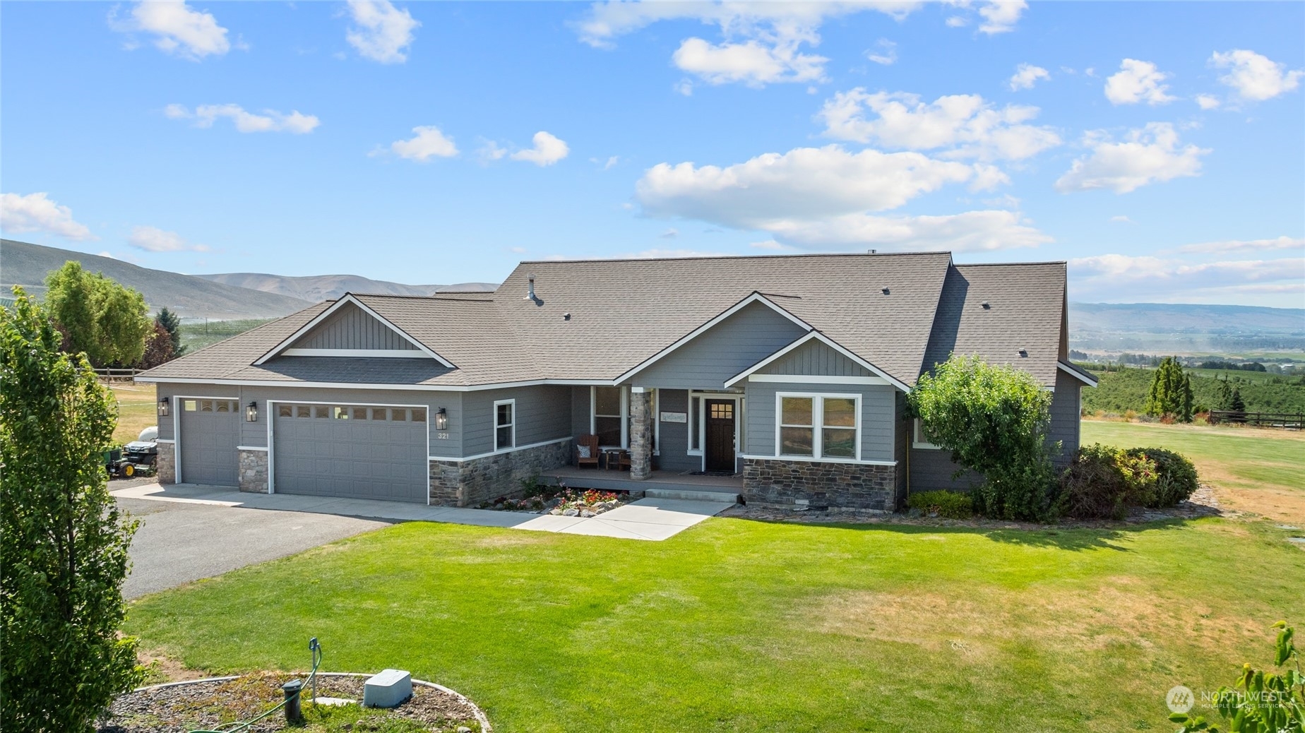 Property Photo:  321 Skyview Drive  WA 98926 