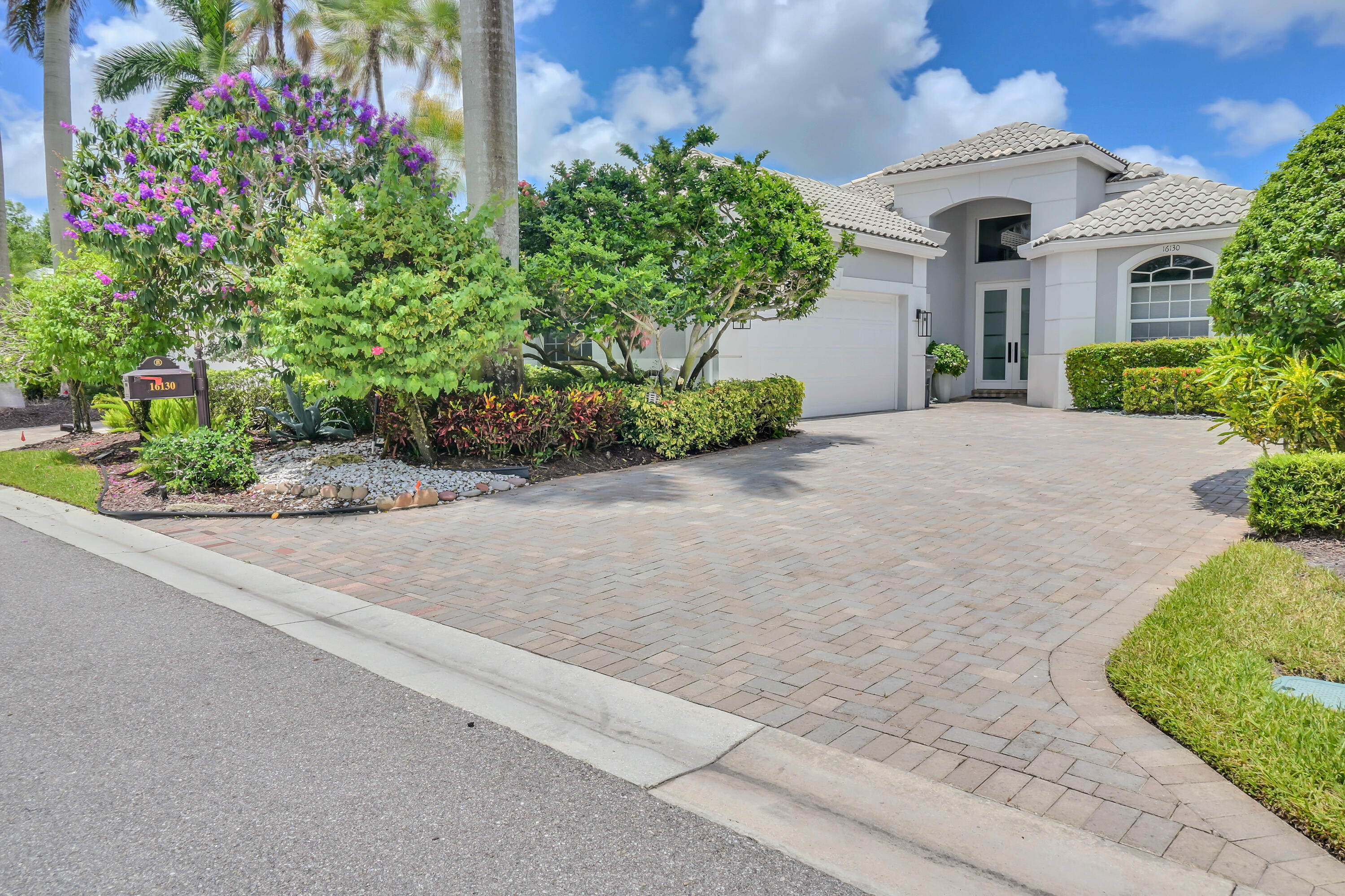Property Photo: 16130 Villa Vizcaya Place FL 33446