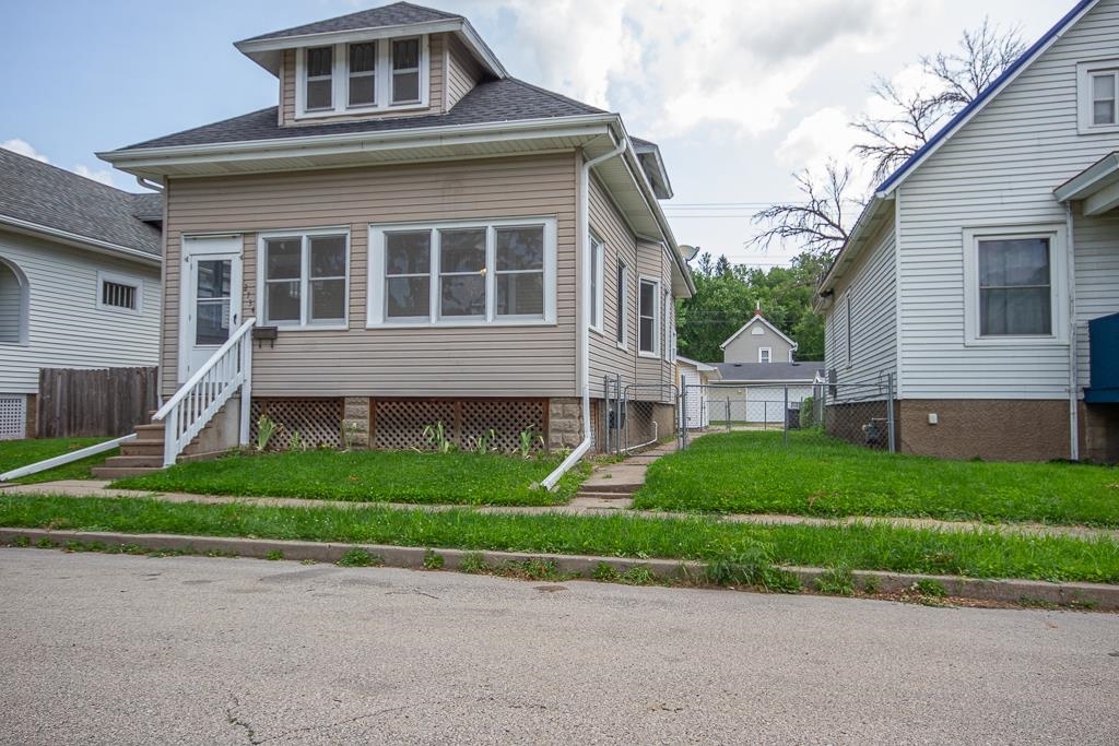 Property Photo:  2734 Washington Street  IA 52001 