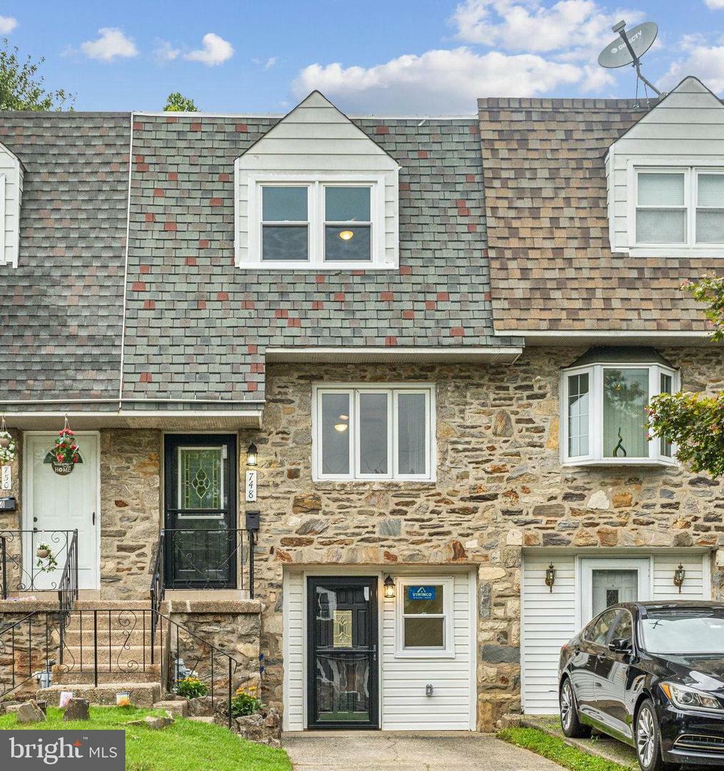 Property Photo:  748 Windsor Circle  PA 19032 