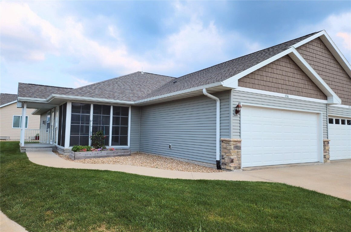 Property Photo:  856 Crescent View Drive NE  IA 52402 