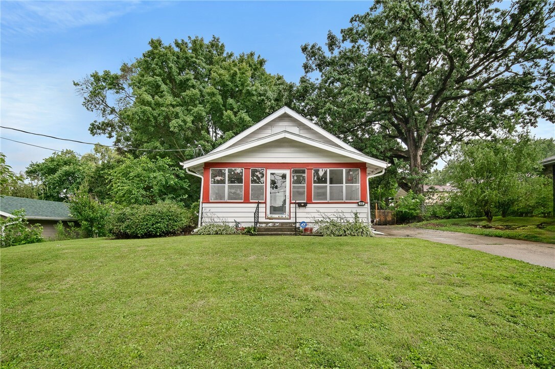 Property Photo:  13 E Bell Avenue  IA 50315 