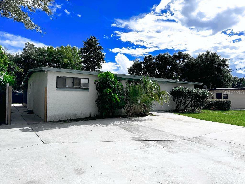 Property Photo:  2310 Dawnwood Lane  FL 32809 