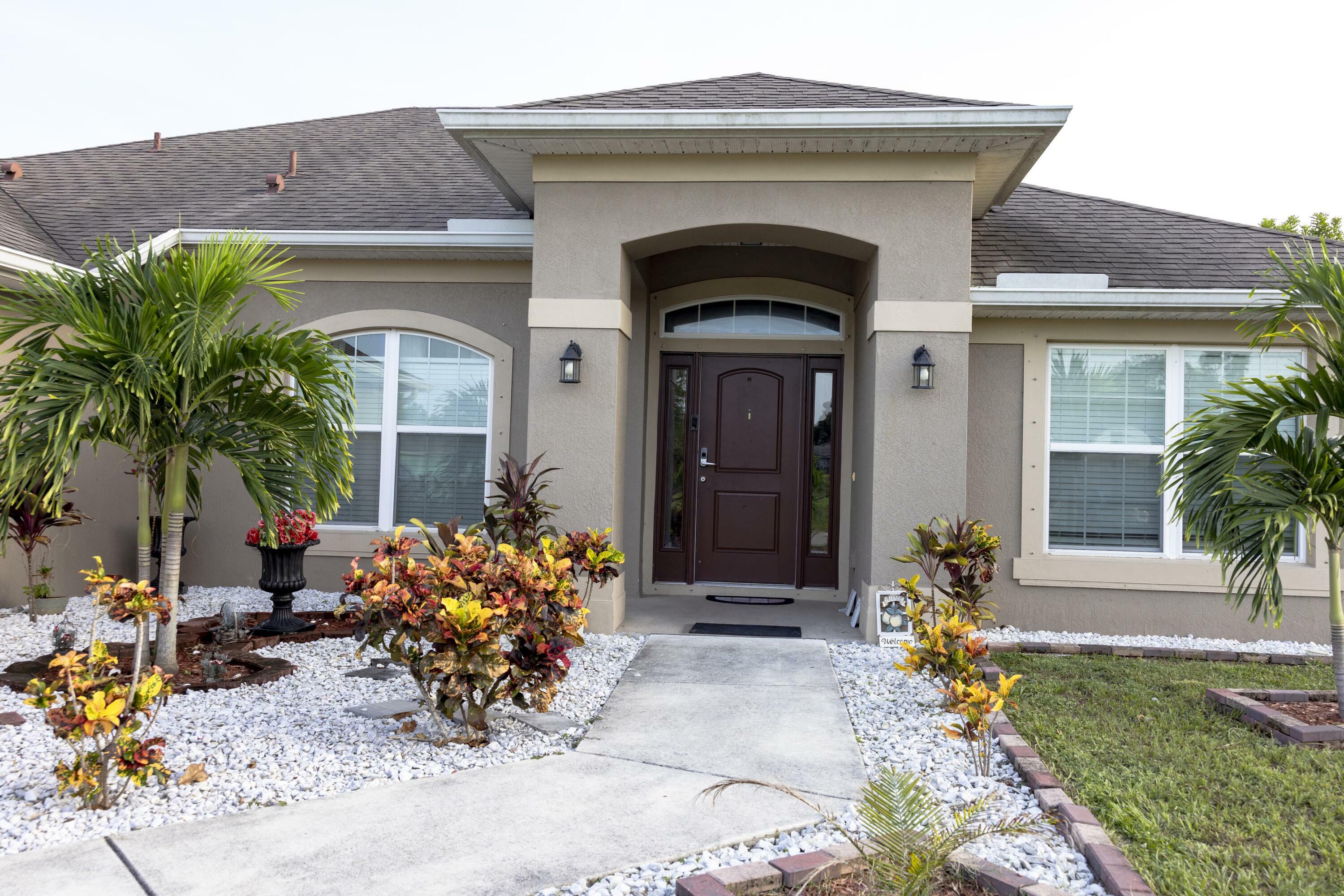 Property Photo: 180 SW Amesbury Avenue FL 34953