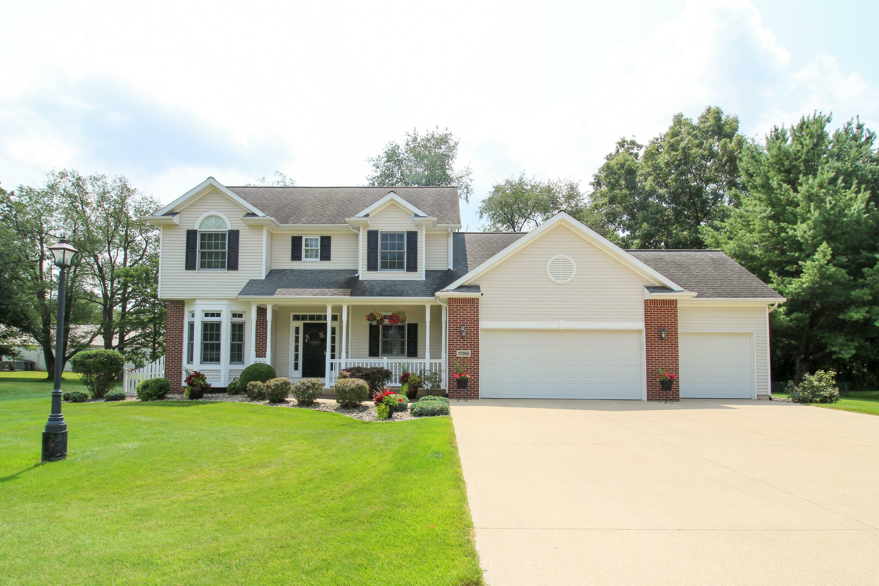 Property Photo:  17385 Birch Leaf Court  MI 49093 