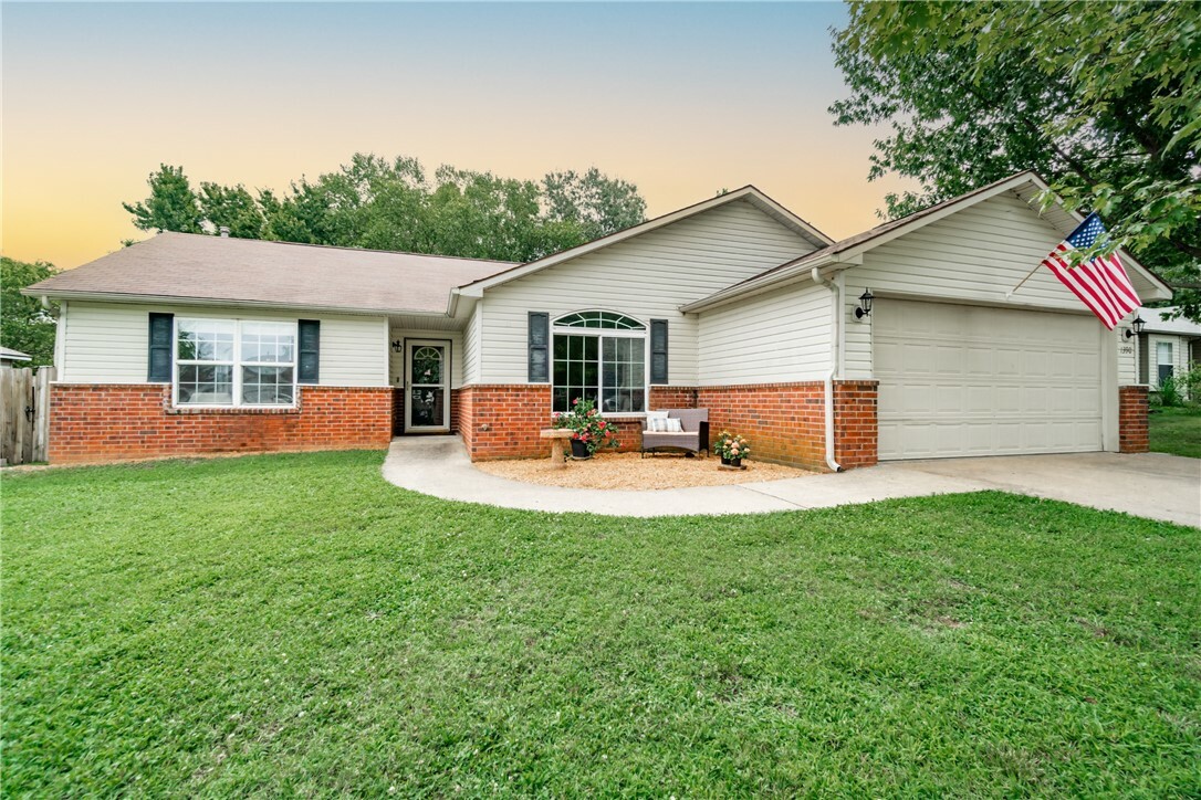 Property Photo:  1390 N Genoa Avenue  AR 72704 