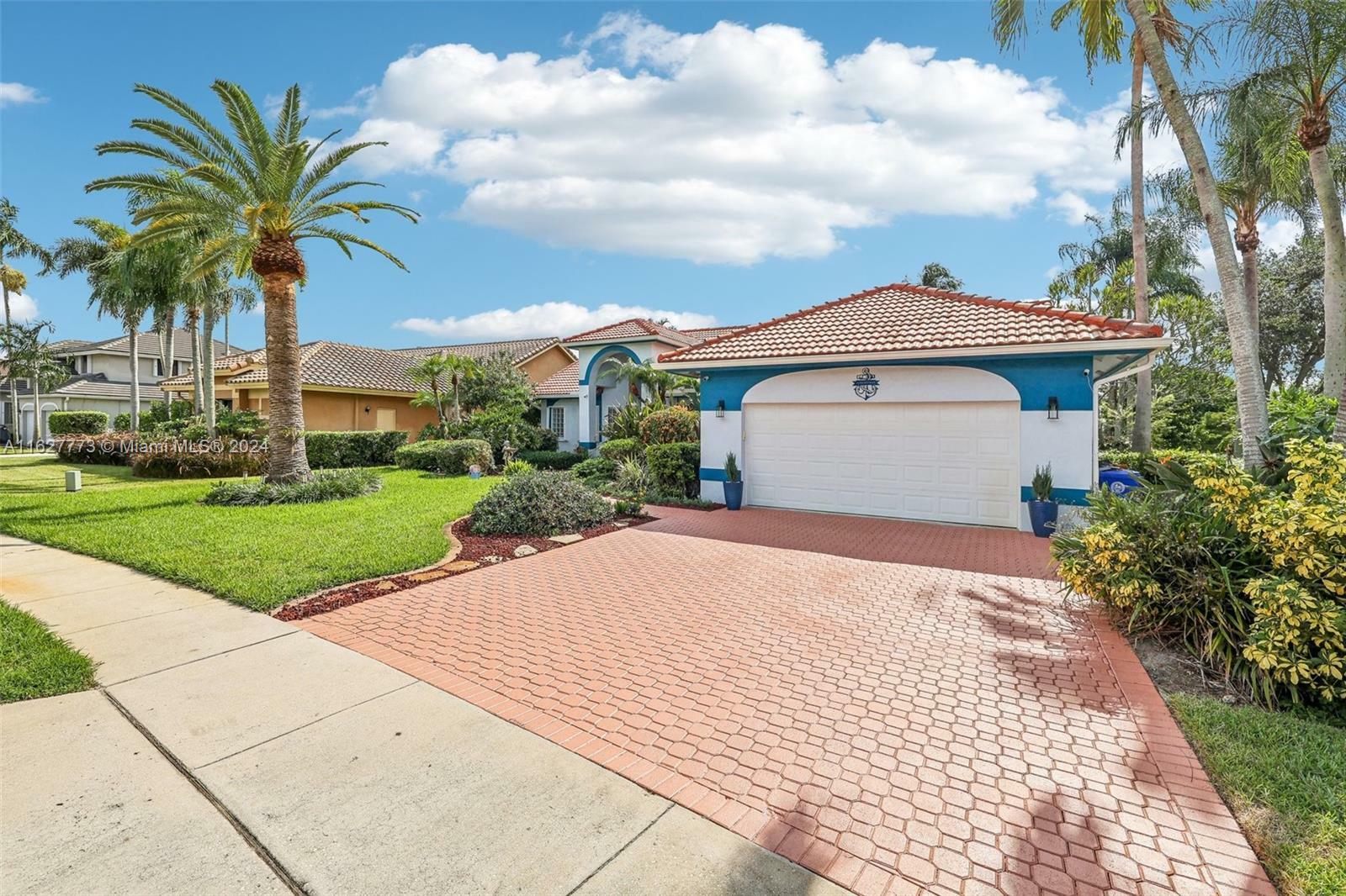 Property Photo:  560 W Cypress Pointe Dr W  FL 33027 