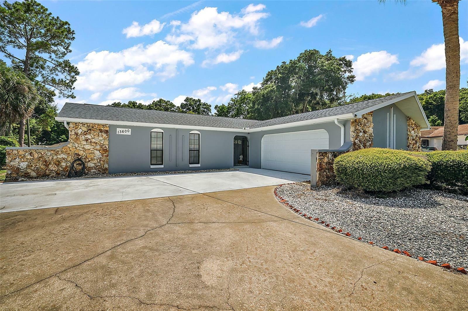 Property Photo:  13600 Berkshire Court  FL 32735 