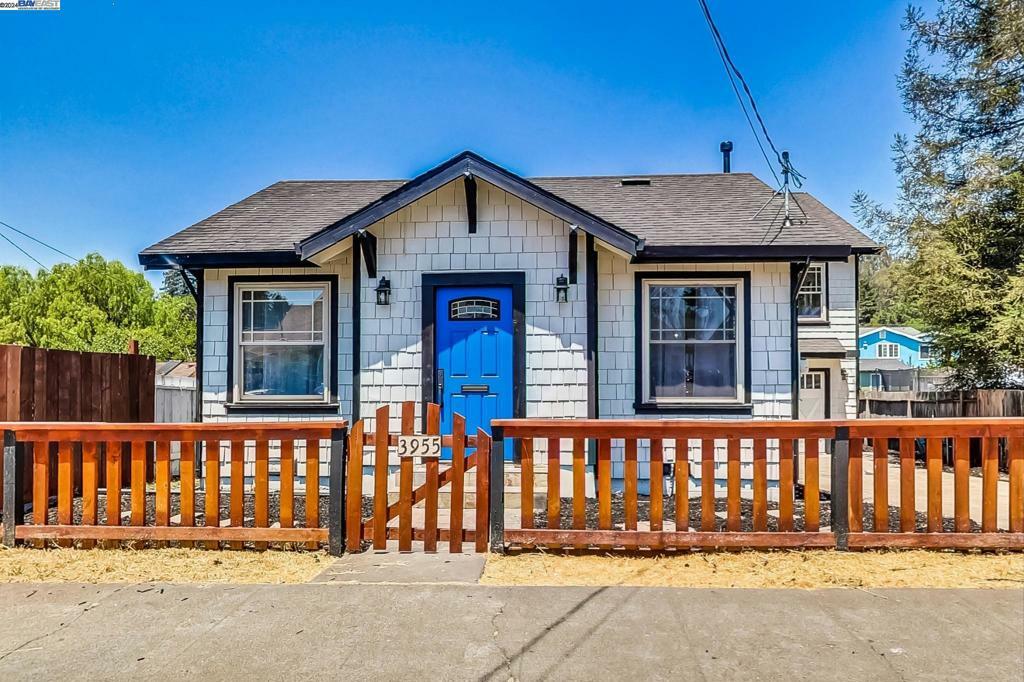 Property Photo:  3955 Delmont Ave  CA 94605 