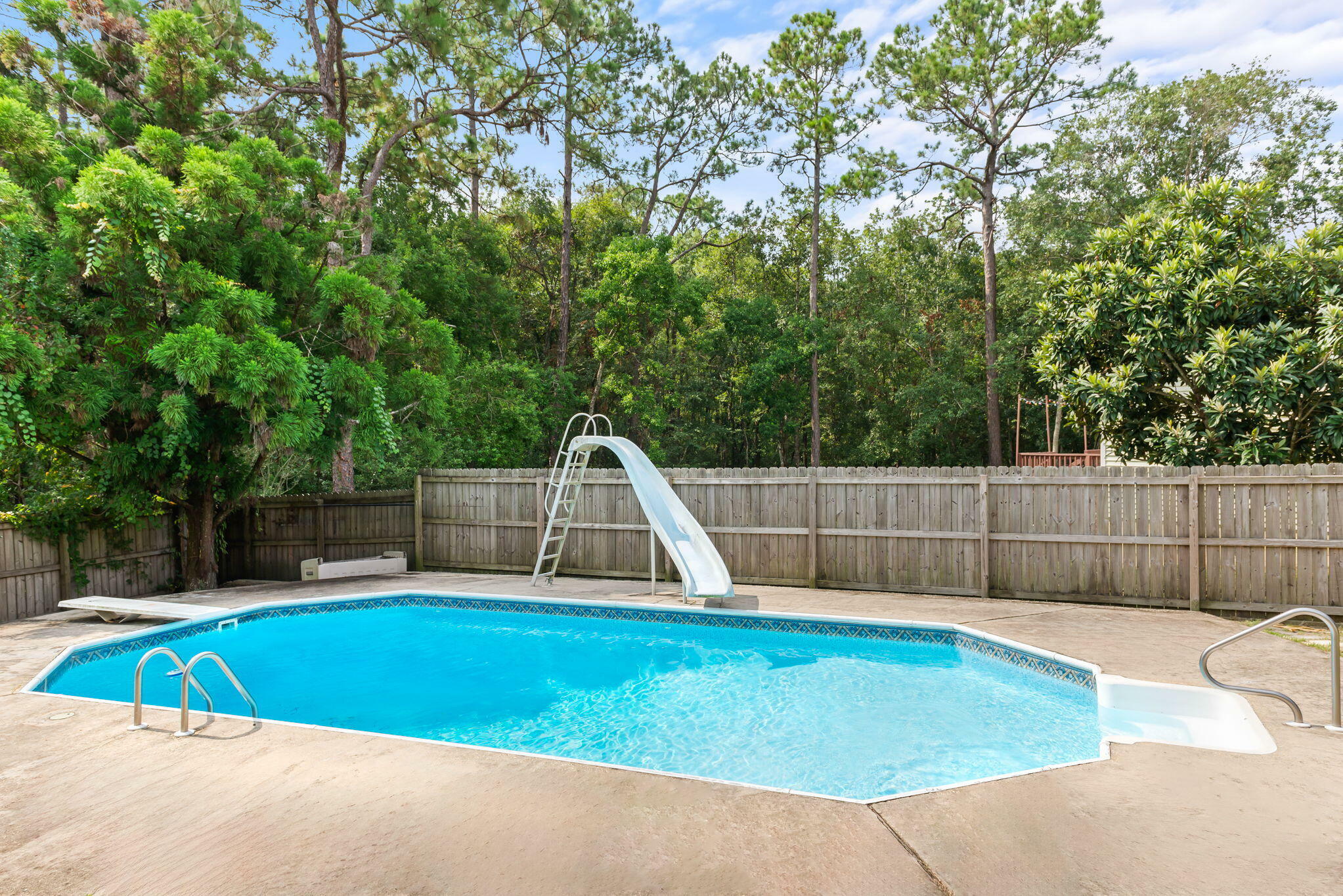 Property Photo:  125 Camellot Court  FL 32539 