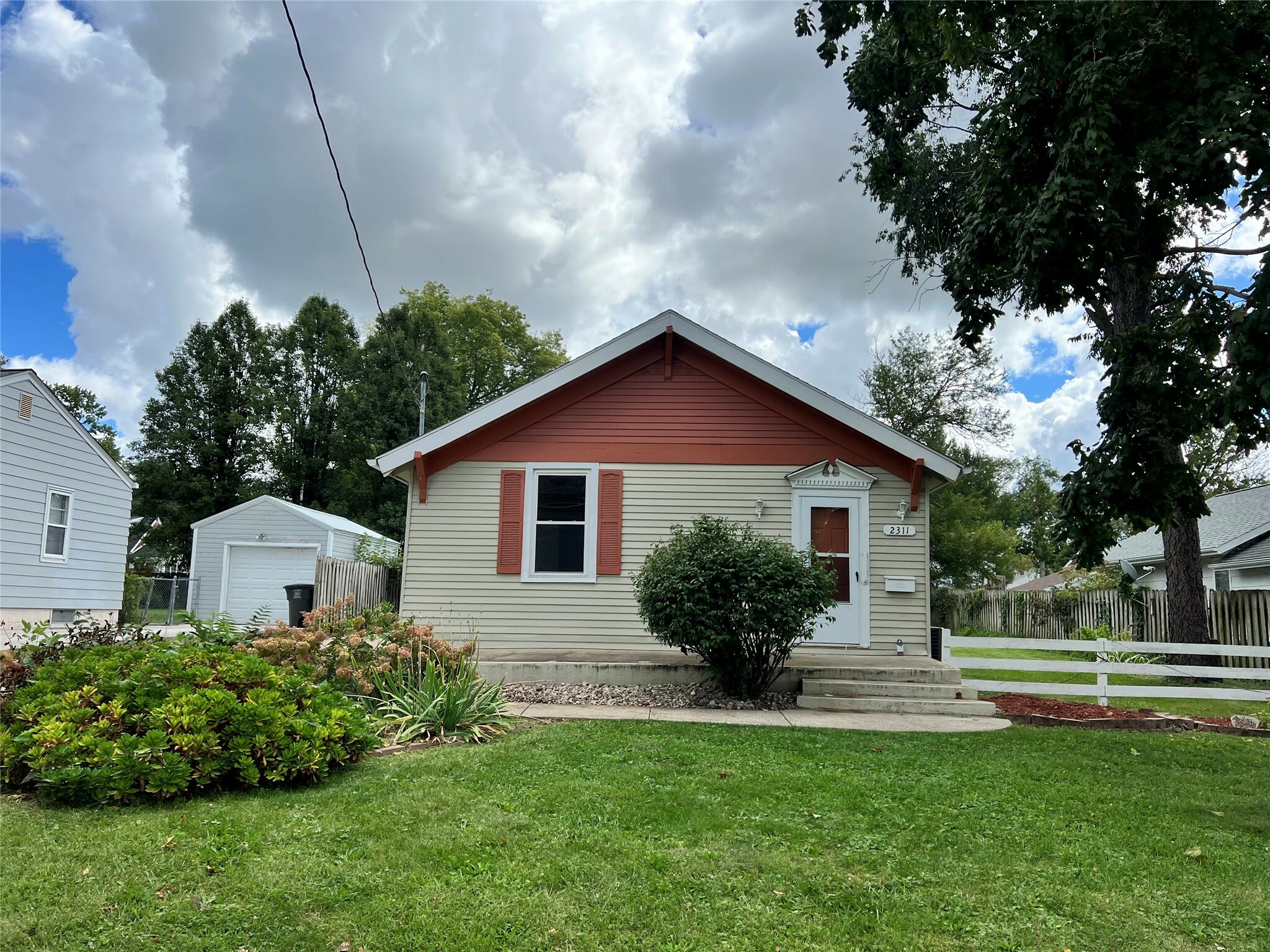 Property Photo:  2311 61st Street  IA 50322 