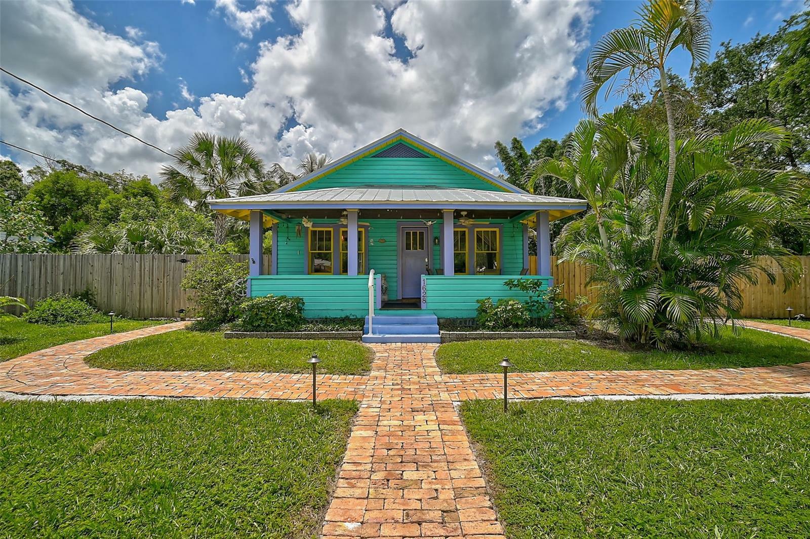 Property Photo:  628 N Orange Avenue  FL 34236 