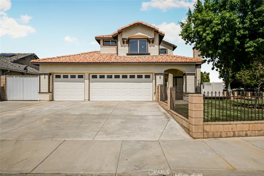 Property Photo: 39445 Obsidian Court CA 93551