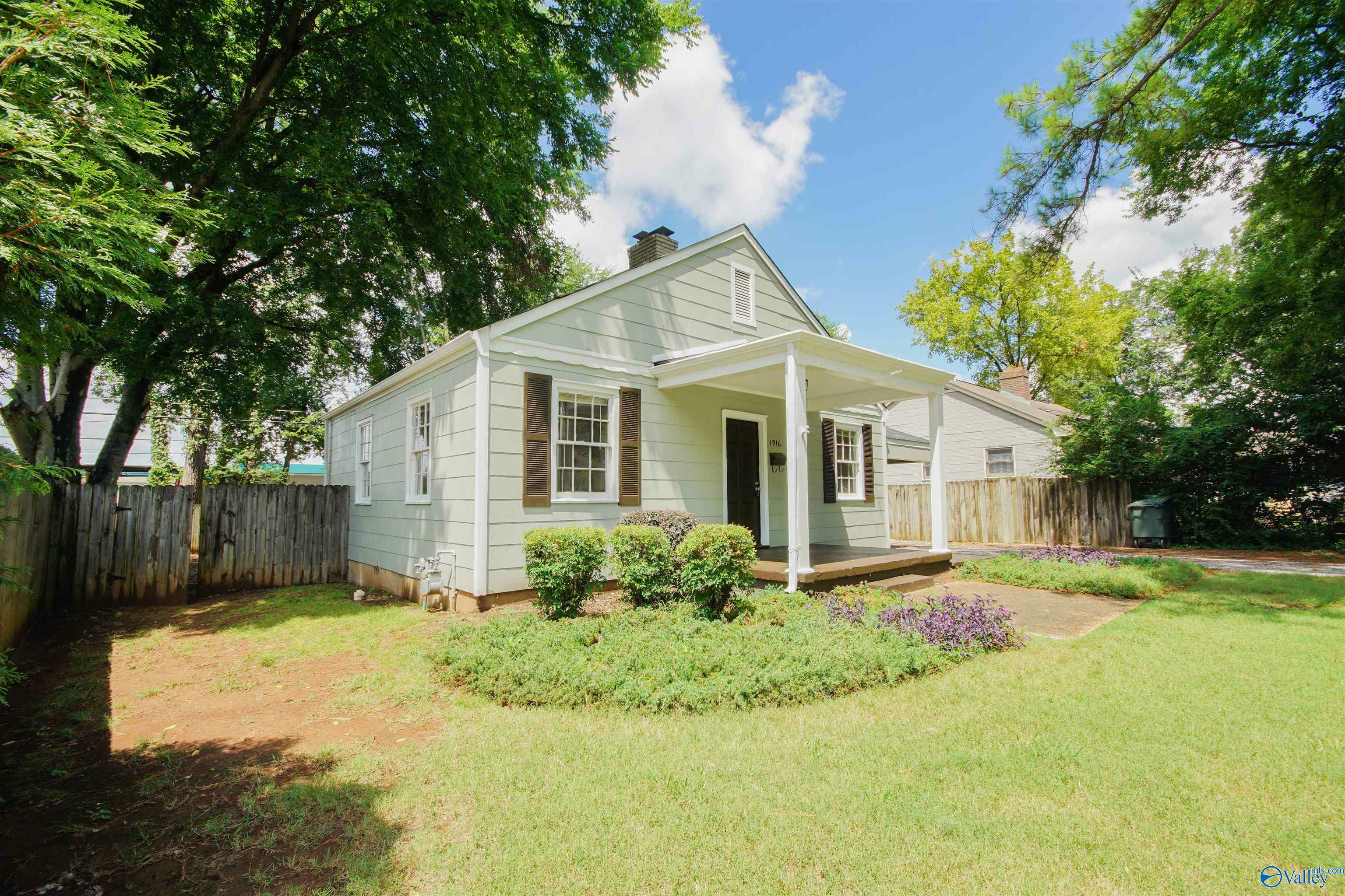 Property Photo:  1916 Vanderbilt Circle  AL 35801 