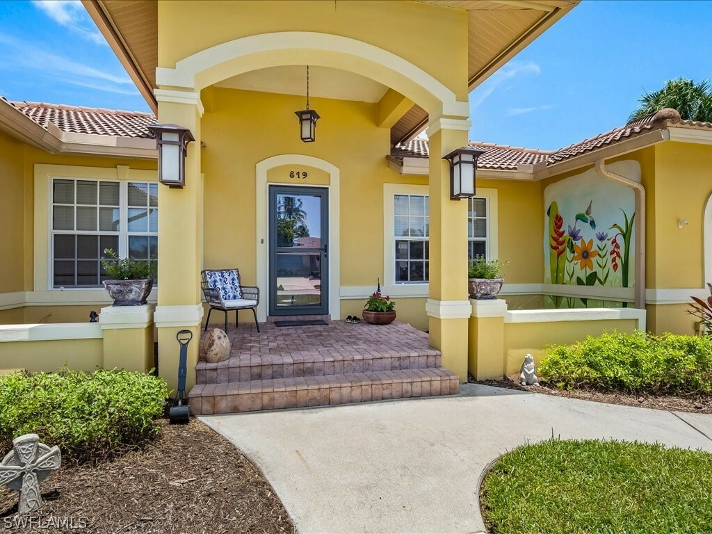 Property Photo:  819 Buttonwood Court  FL 34145 