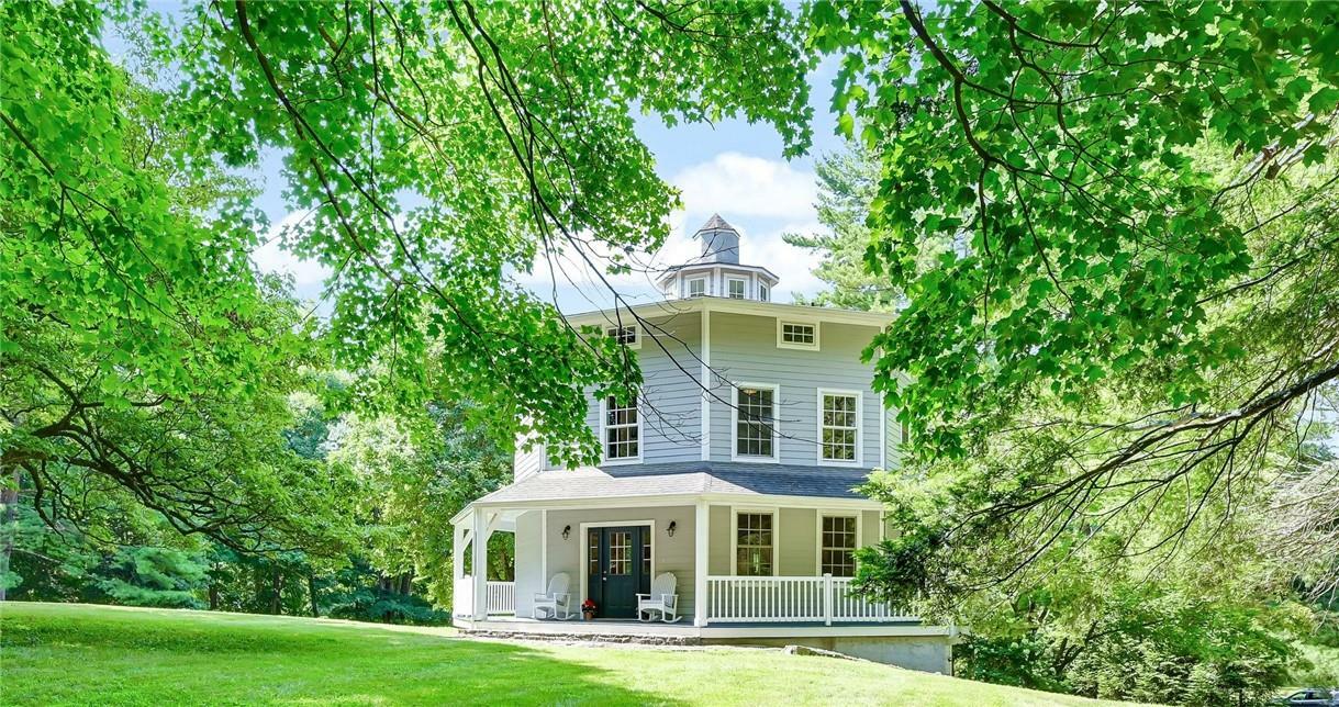 Property Photo:  47 Round House Road  NY 10506 