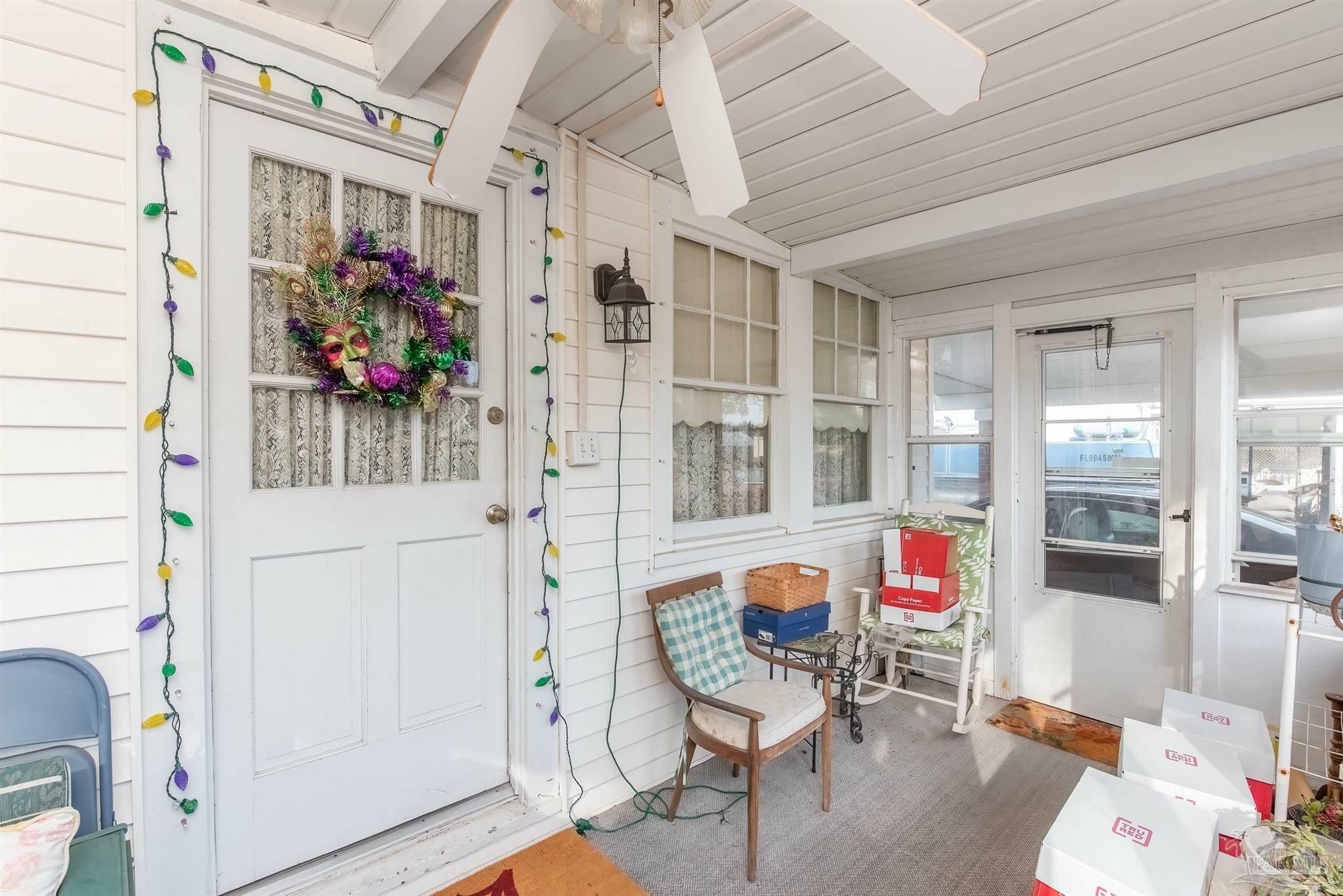 Property Photo:  1620 E Lloyd St  FL 32503 