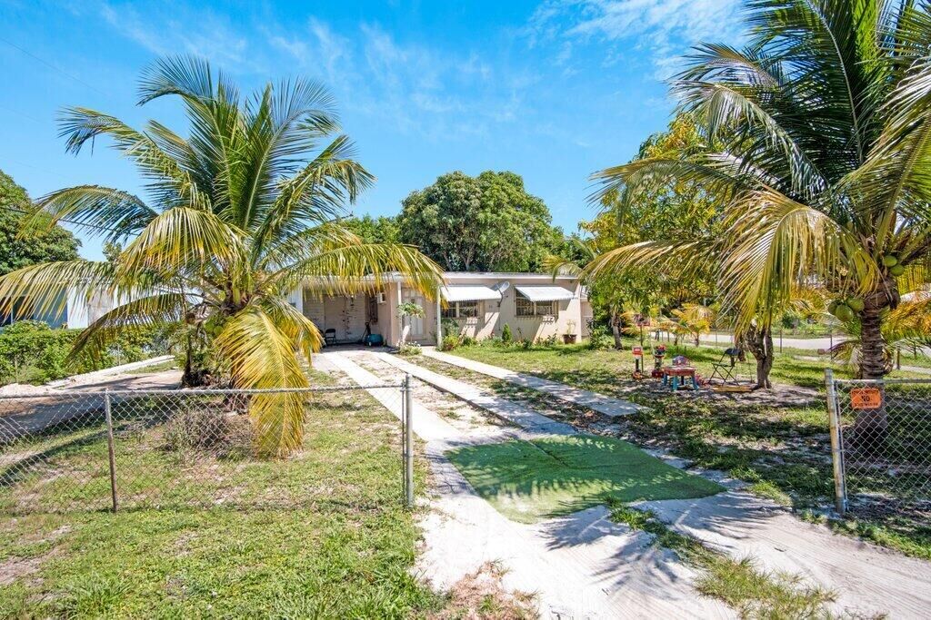 Property Photo:  