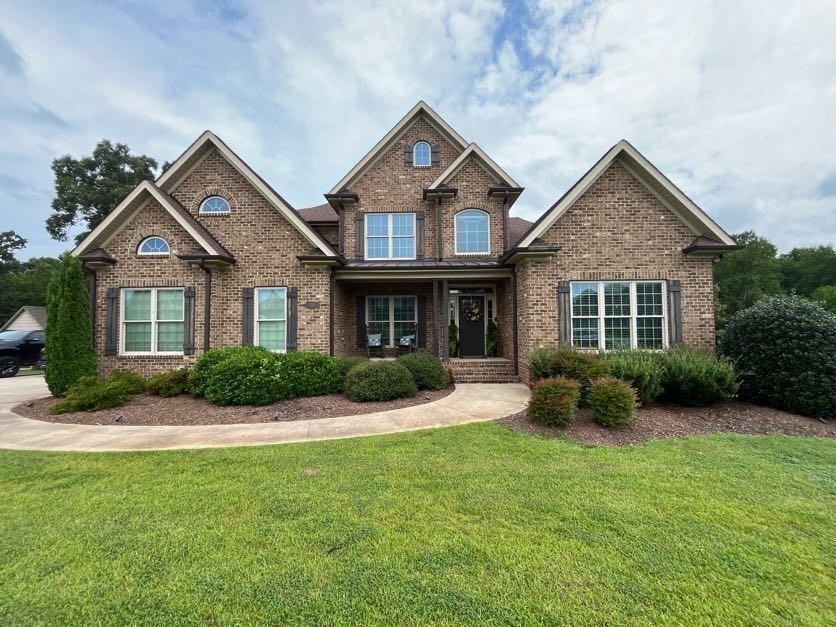 Property Photo: 215 Cobblestone Xing SC 29341
