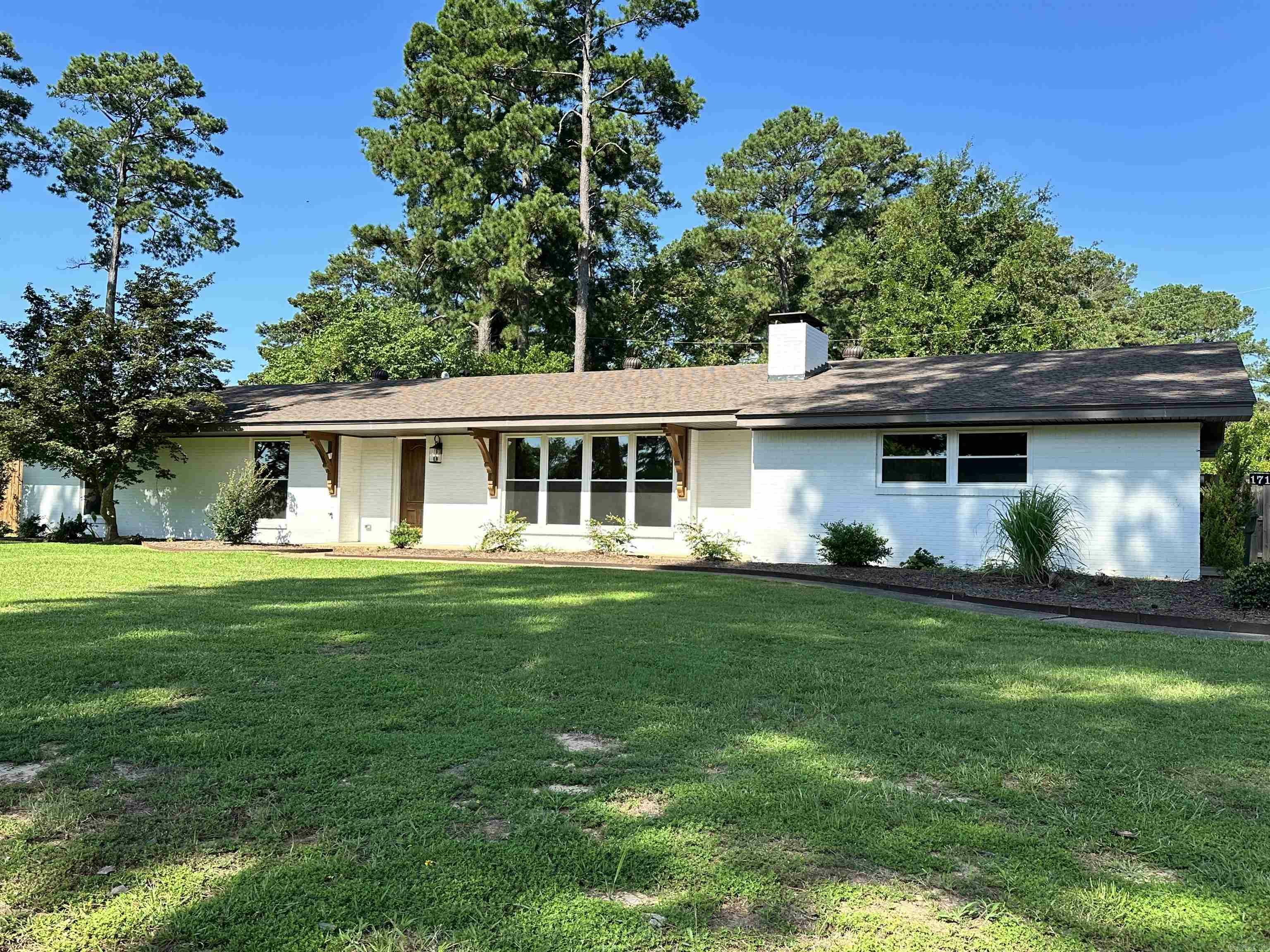 Property Photo:  1711 Pineview Street  AR 71753 