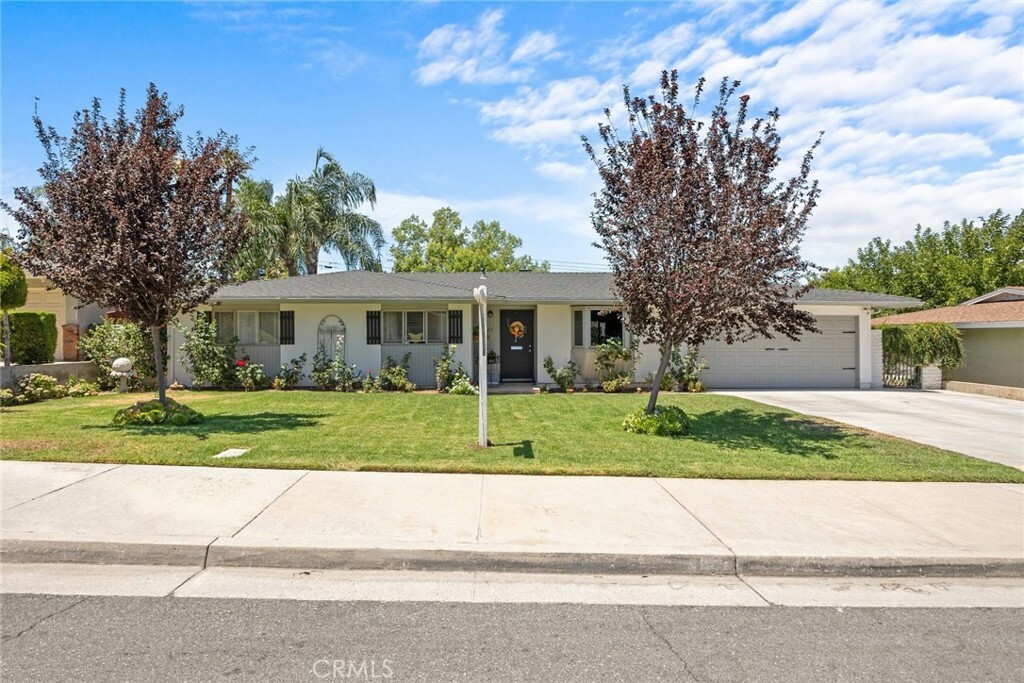 Property Photo:  221 Phlox Avenue  CA 92373 