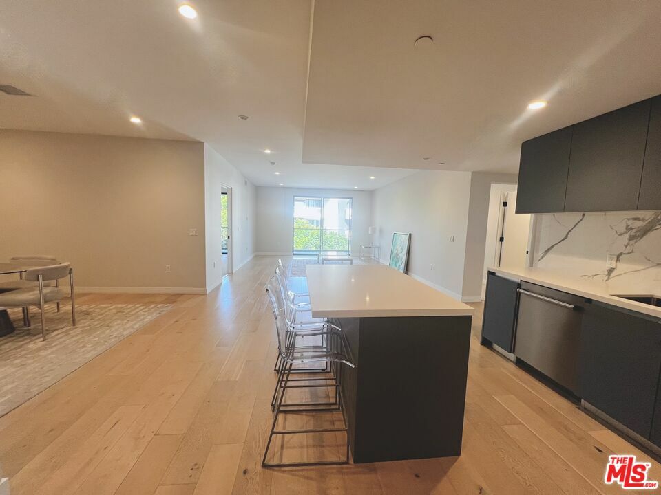 Property Photo:  825  N Croft Ave 302  CA 90069 