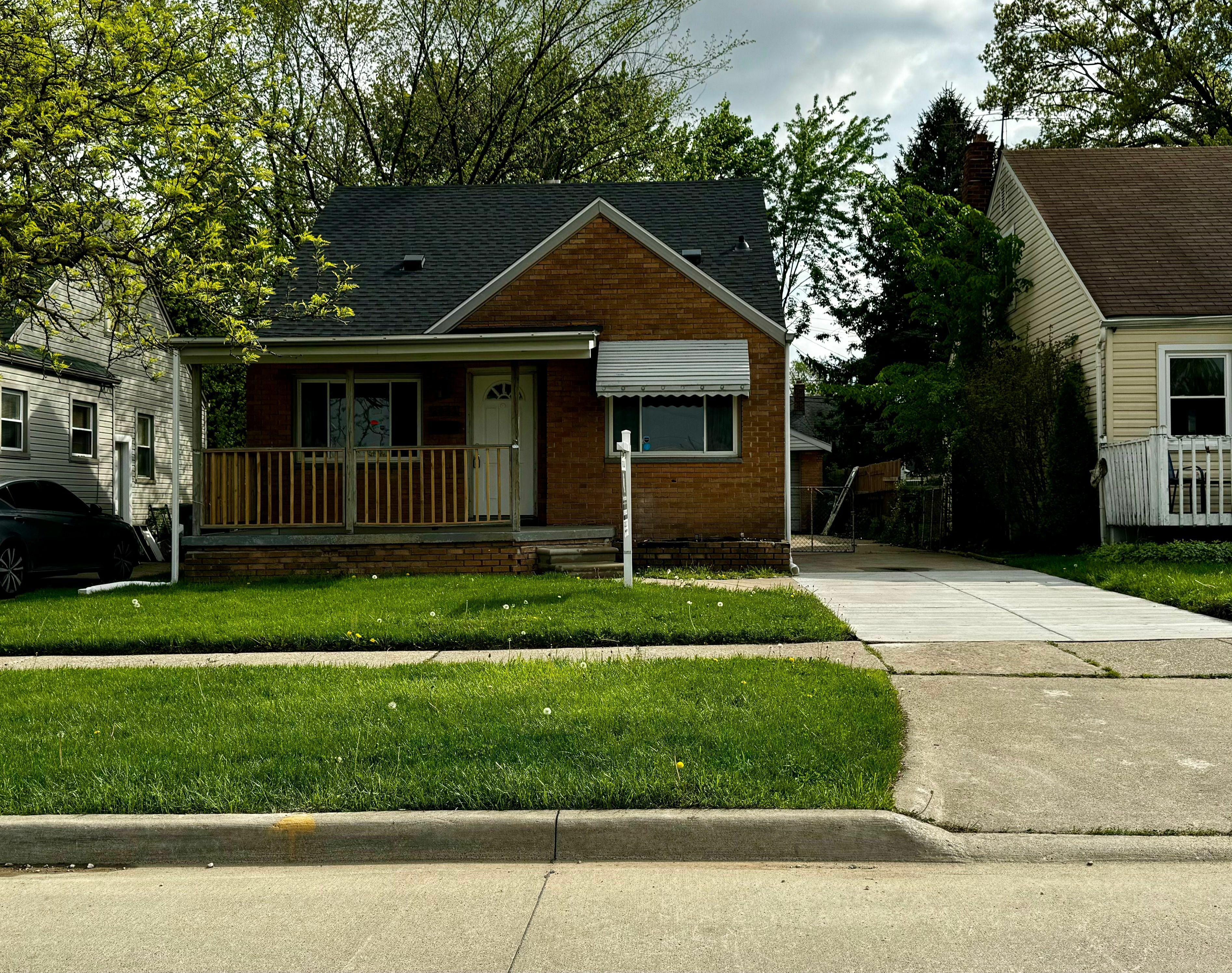 Property Photo:  2043 Cleveland Ave  MI 48146 2213 