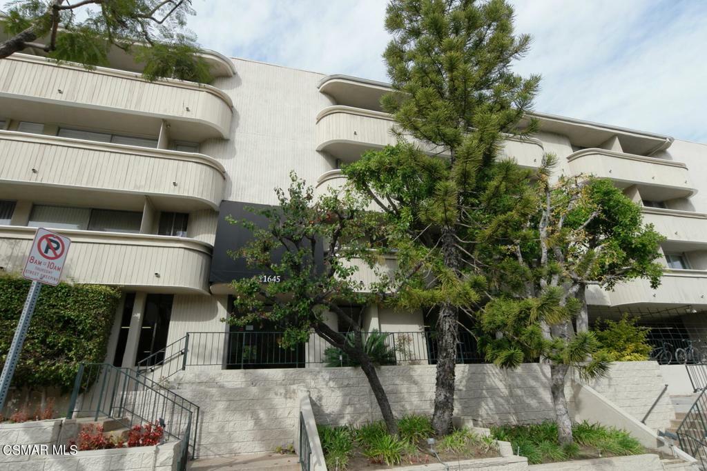 Property Photo:  11645 Montana Avenue 220  CA 90049 