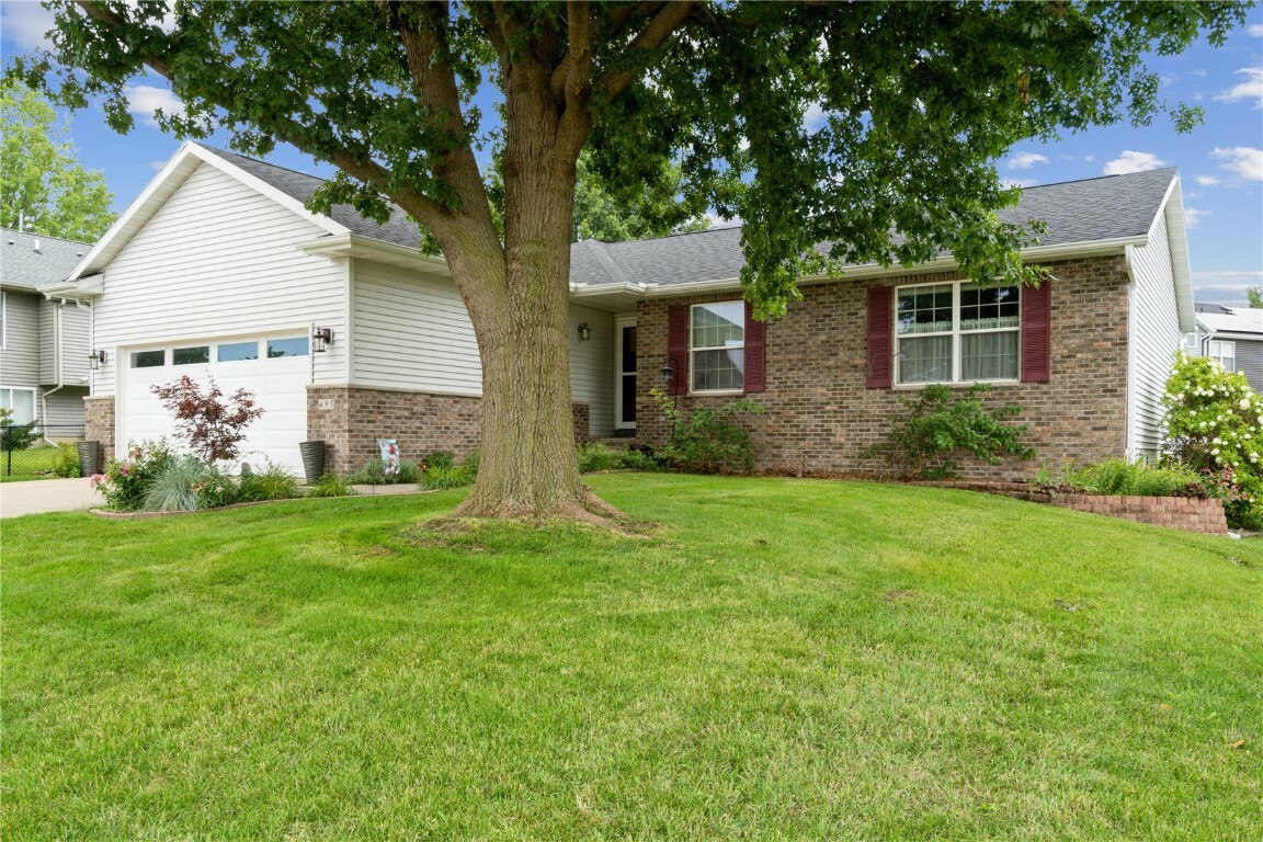 Property Photo:  695 Meadow Ridge Boulevard  IA 52302 