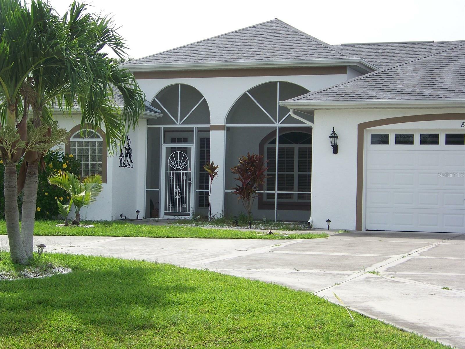 Property Photo:  819 SE 3rd Place  FL 33990 