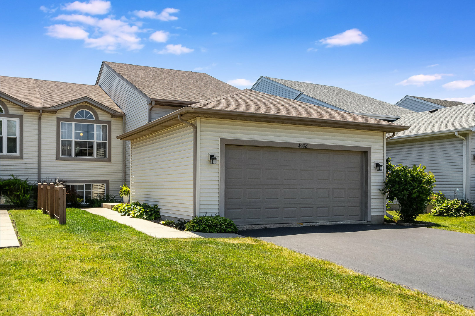 Property Photo: 4308 Osullivan Drive IL 60431