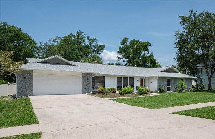 Property Photo: 131 Tarrytown Trail FL 32750