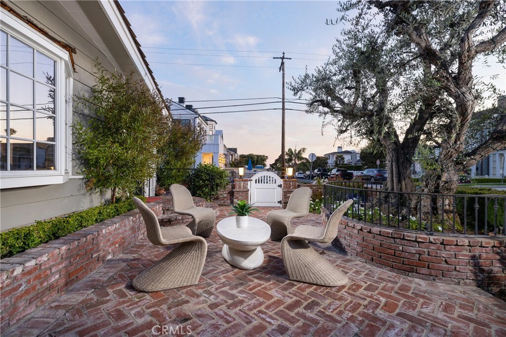 Property Photo:  300 Heliotrope Avenue  CA 92625 