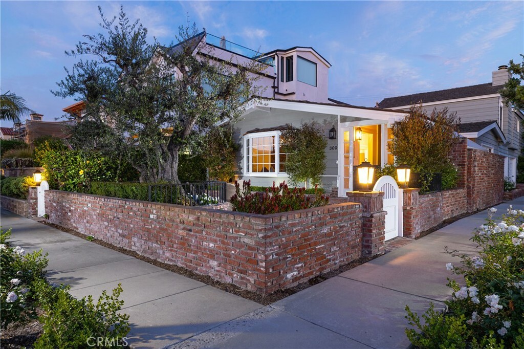 Property Photo:  300 Heliotrope Avenue  CA 92625 