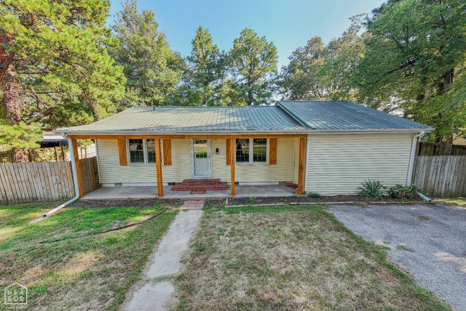 Property Photo:  1005 W Lake Street  AR 72442 