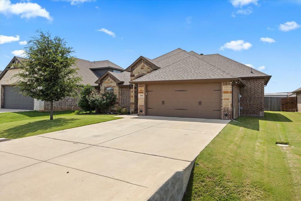 Property Photo:  534 Clearwater Place  TX 76049 