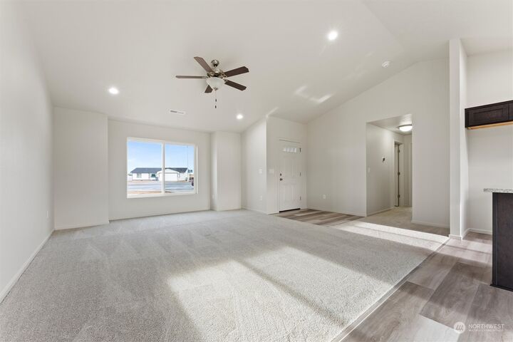 Property Photo: 1012 E Cascade Street WA 99344