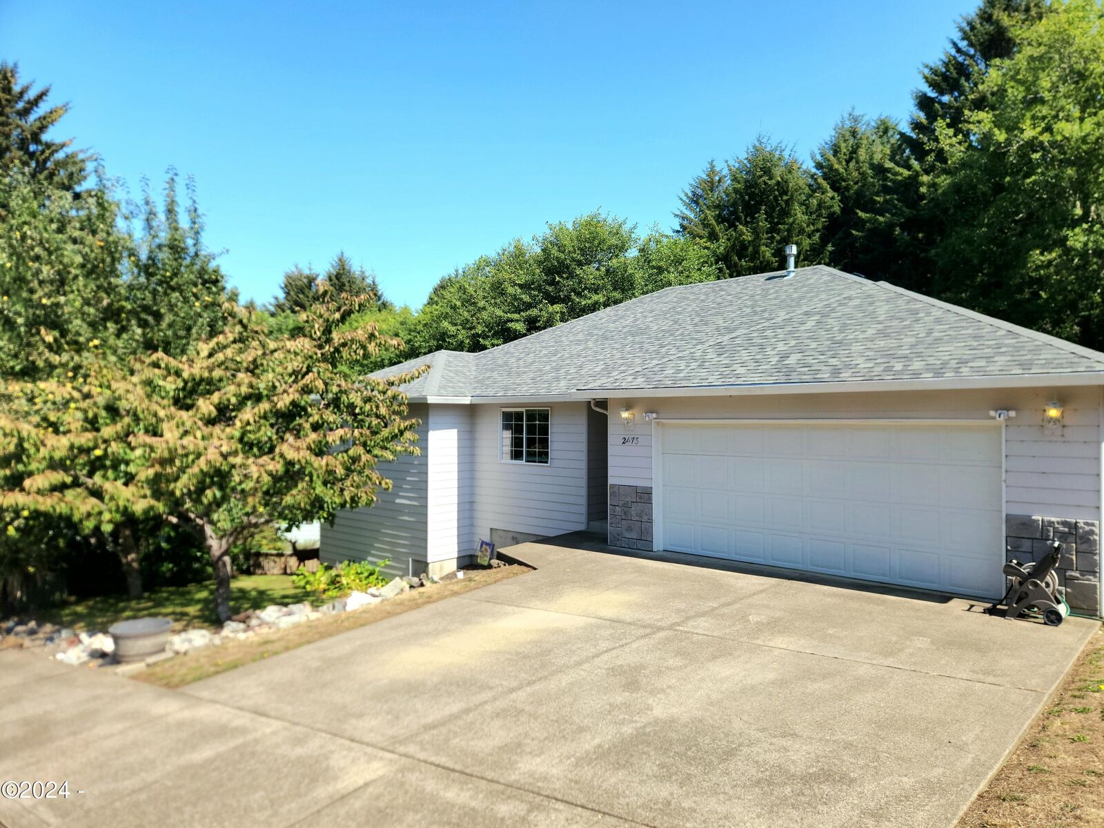Property Photo: 2473 NE 57th Court OR 97367