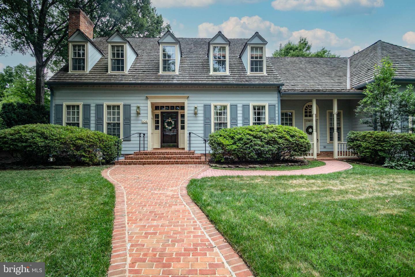 Property Photo:  804 Hermitage Court  VA 22302 